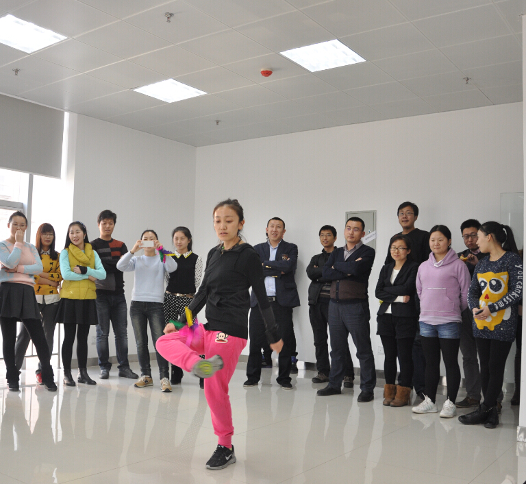 公司員工踢毽子比賽